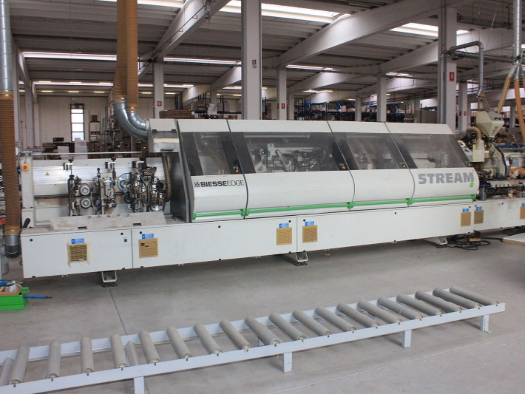 Bordatrice monolaterale BIESSE mod. STREAM B1 9.5 - cod. A390222, con copertura in vetro trasparente e parti meccaniche visibili